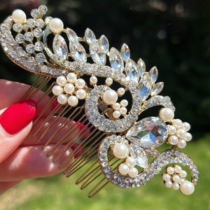 Exquisite clear crystal and pearl hair comb. Lead compliant, new, never worn!